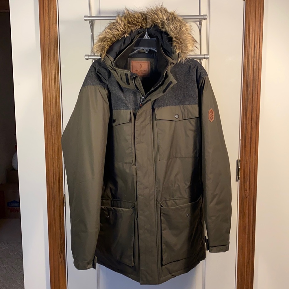 Free country men’s parka size Large.